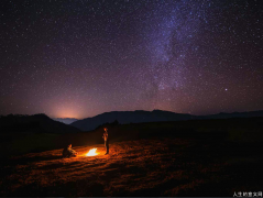 我们都在阴沟里，但仍有人仰望星空。